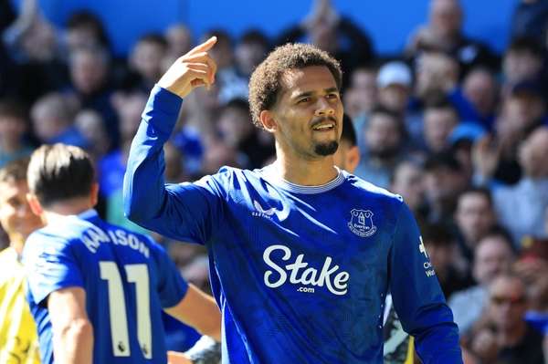 英超三强竞逐埃弗顿锋线新星 恩迪亚耶3500万欧身价引豪门关注